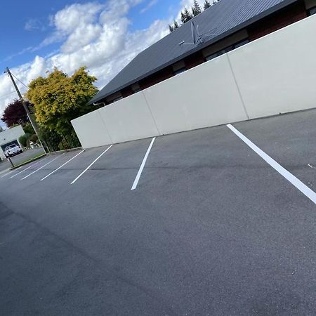 Red Tussock Motel Te Anau Exterior photo