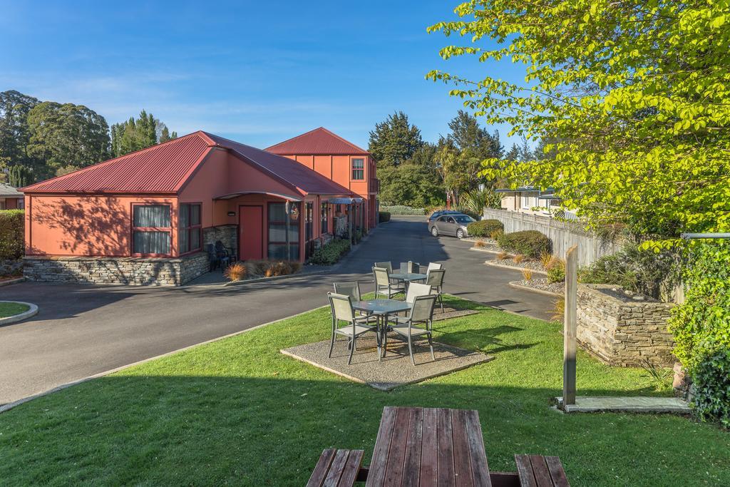 Red Tussock Motel Te Anau Exterior photo
