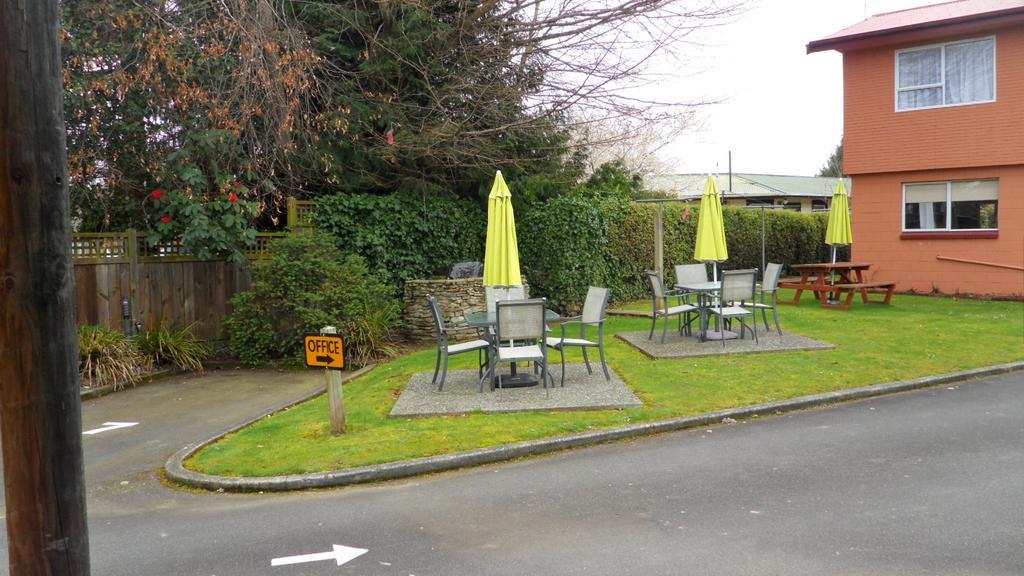 Red Tussock Motel Te Anau Exterior photo