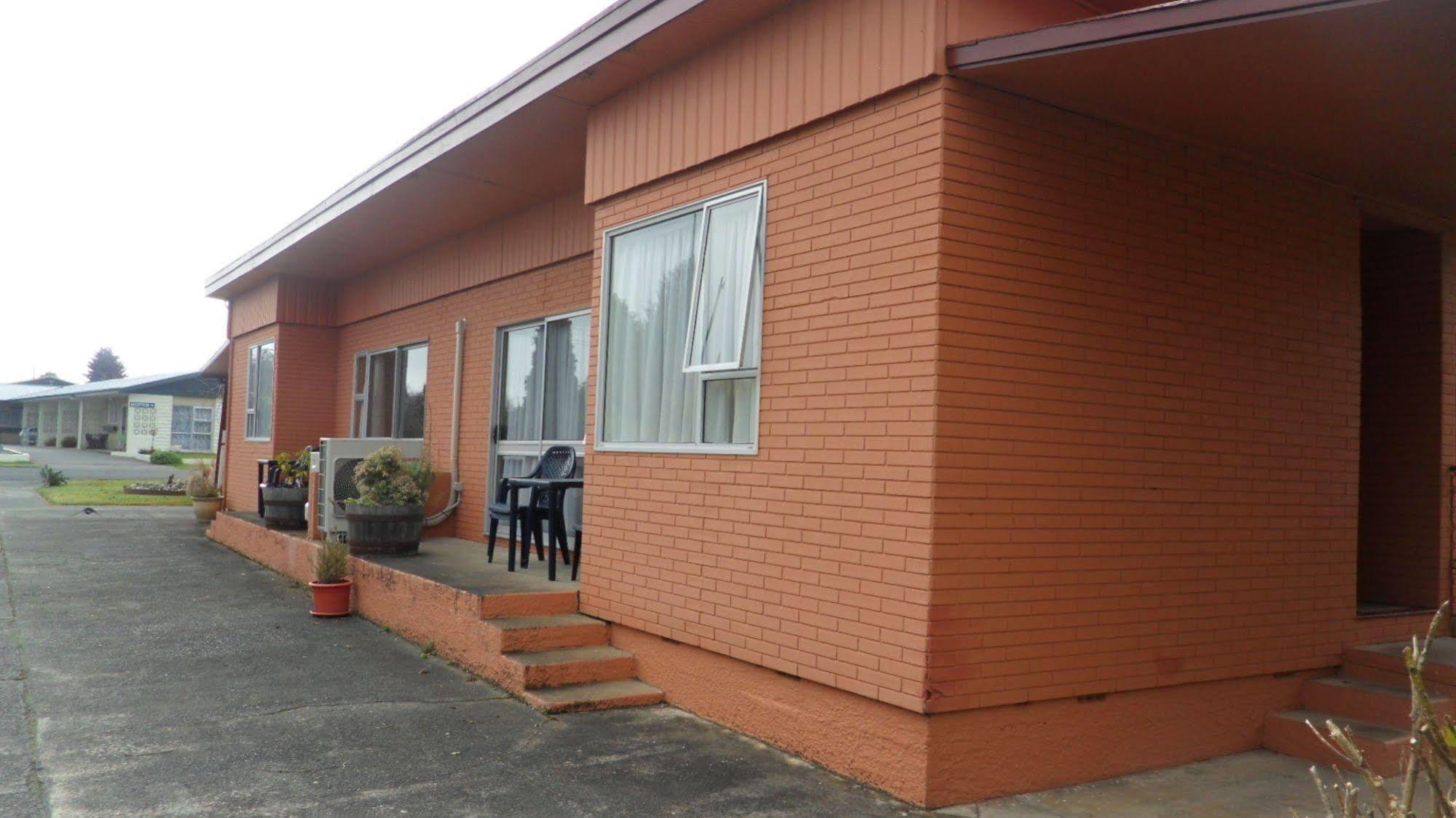 Red Tussock Motel Te Anau Exterior photo
