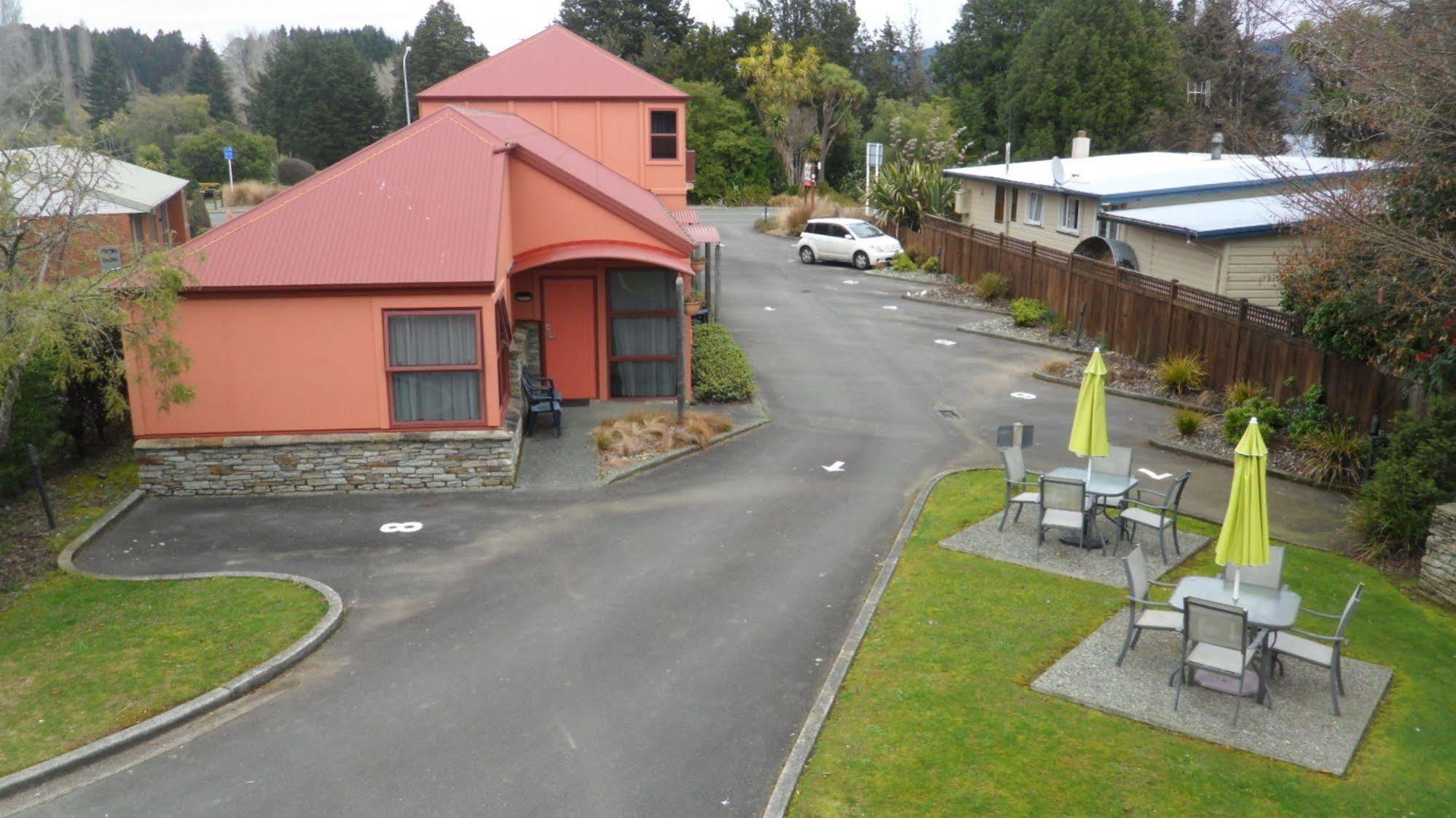 Red Tussock Motel Te Anau Exterior photo