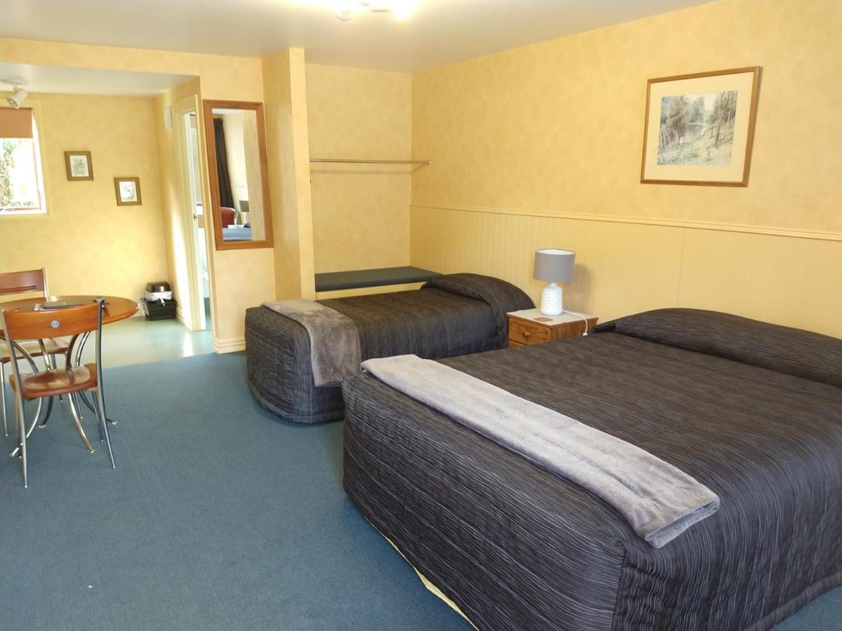 Red Tussock Motel Te Anau Exterior photo